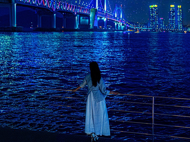 在夜海上觀看無人機秀的遊客