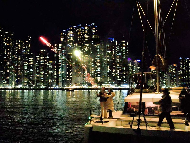 在 Marine City 夜景前的遊艇上欣賞煙火