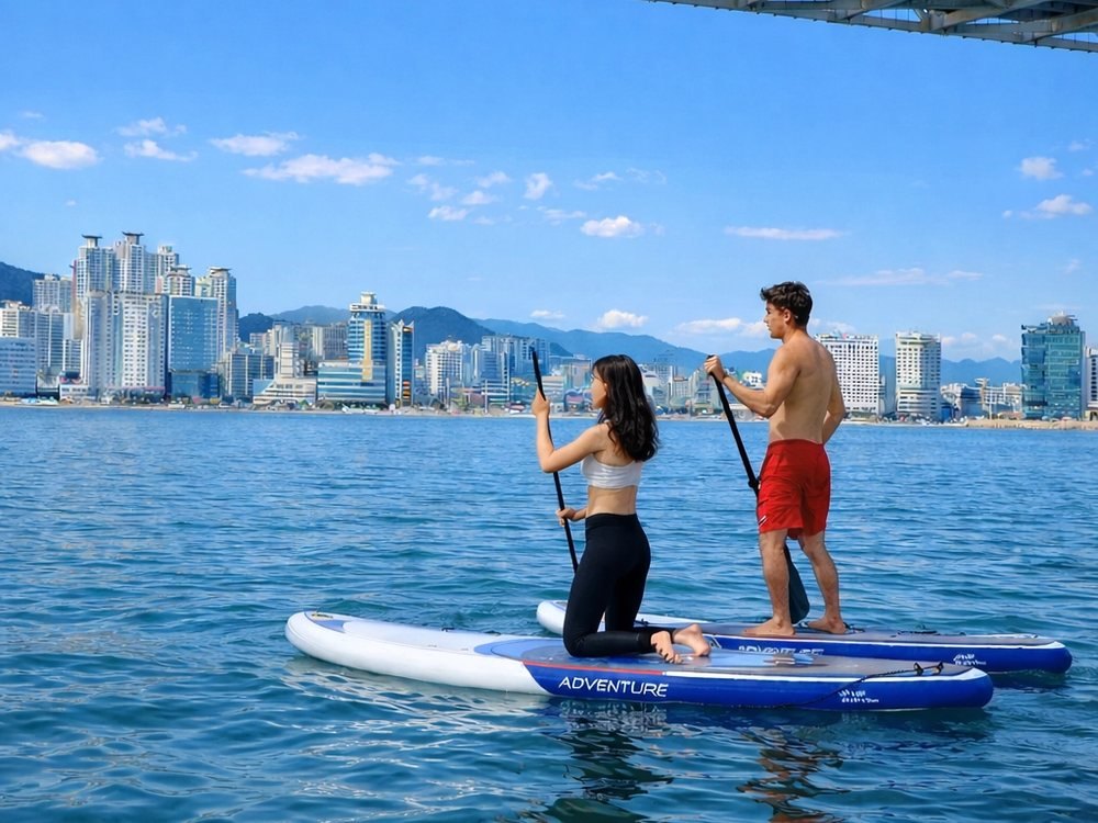 在廣安里海上玩槳板的兩個人