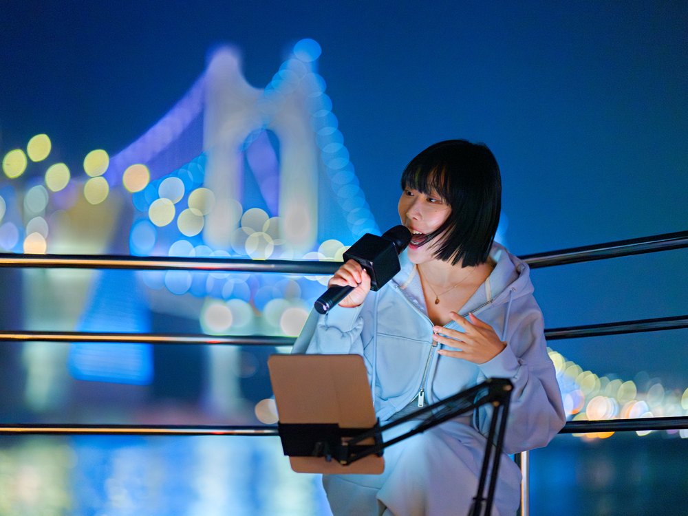 廣安大橋燈光前的晚餐遊船街頭表演